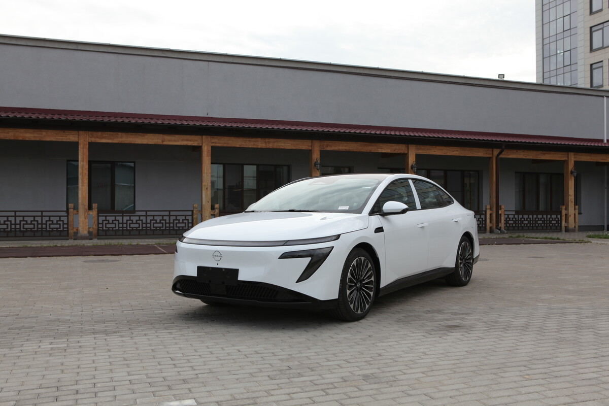 Nissan N7 625 MAX White