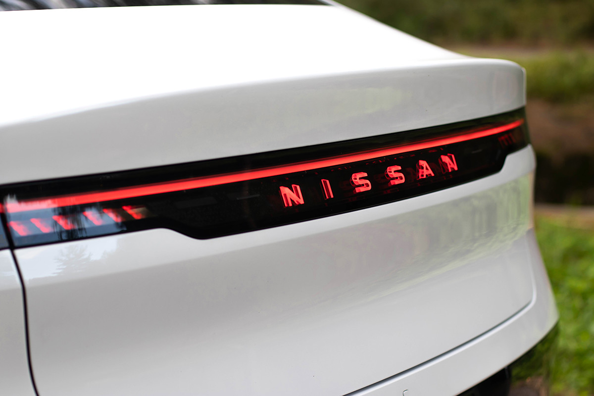 Nissan N7 625 MAX White