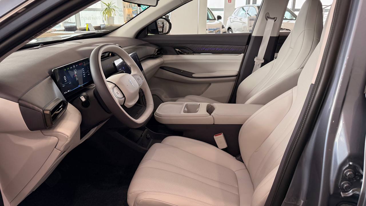 HEDMOS 06 520 km Grey White salon