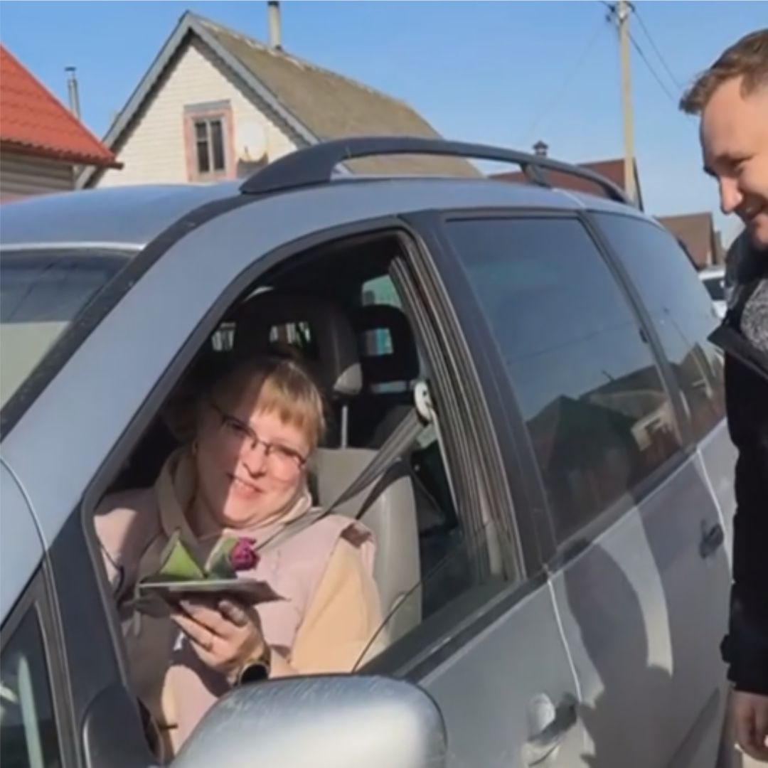 Команда «Гродноавтосервис» поздравила автоледи на дорогах Гродно